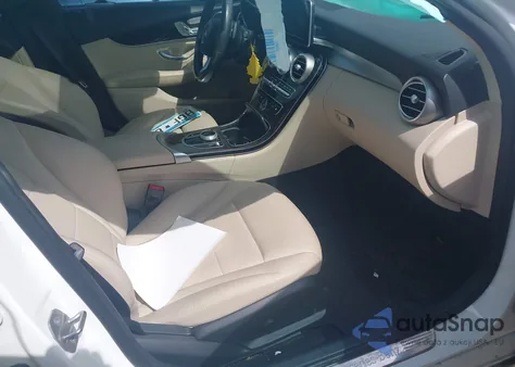 2017 Mercedes-Benz C 300 4Matic z USA, uszkodzony, nr VIN 55SWF4KB9HU182405